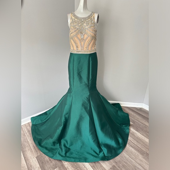 Brand new Jovani Emerald Ball Gown - Picture 4 of 10